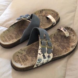 Muc Luk Sandals